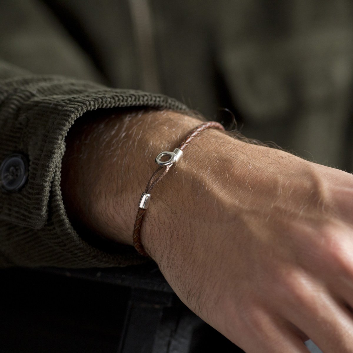 Bracelet en cuir tressé et fermoir ovale