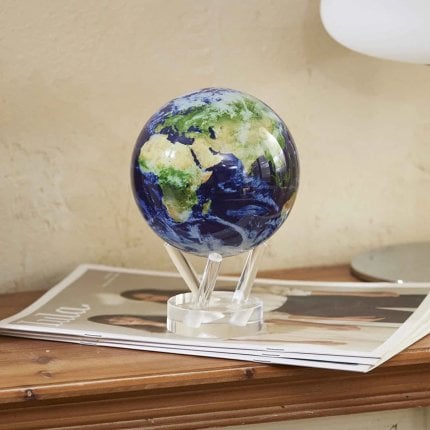 Globe terrestre avec nuages