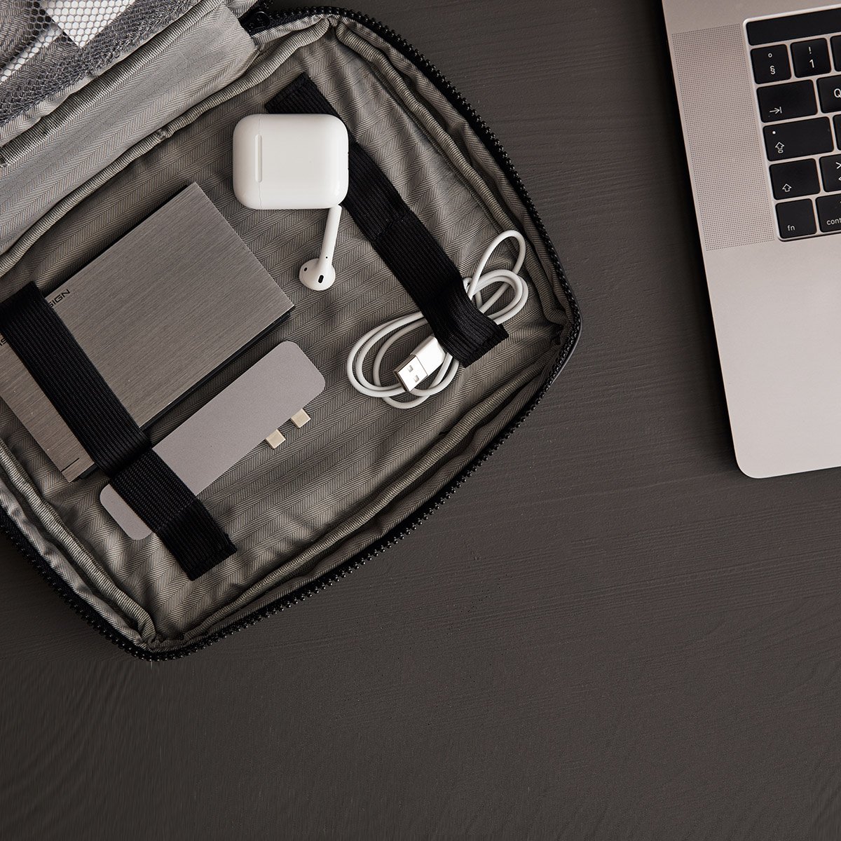 Organisateur nomade Vinga of Sweden – Cuir végétal & polyester, design nordique minimaliste, astucieux et made in Suède