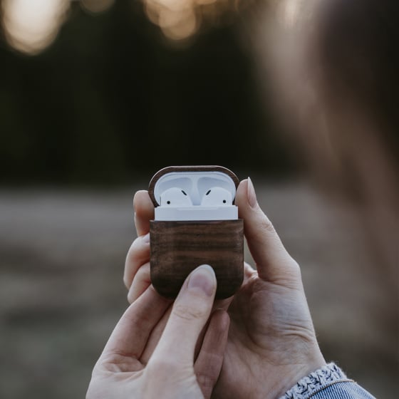 Étui pour AirPods en noyer Oakywood – Étui en noyer poli à la main, protection élégante et compatible recharge sans fil Qi