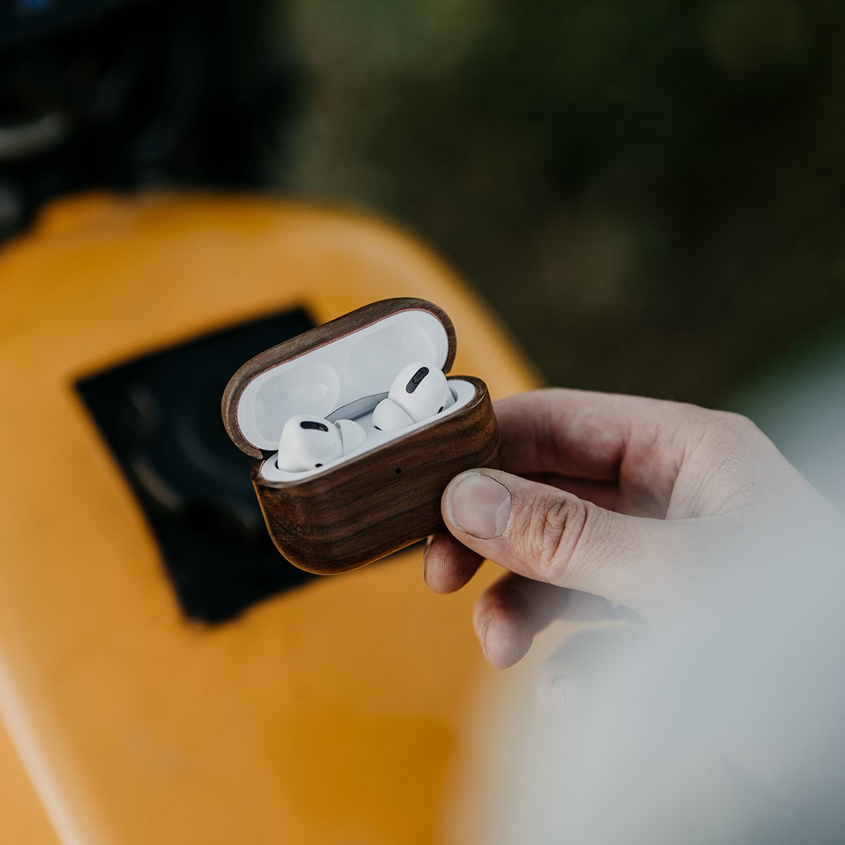 Étui pour AirPods en noyer Oakywood – Étui en noyer poli à la main, protection élégante et compatible recharge sans fil Qi