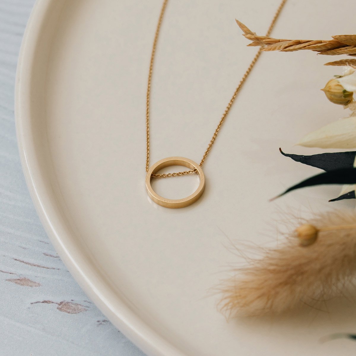 Collier rond asymétrique Fabien Ajzenberg – Pendentif doré à l’or fin 24k, création artisanale made in France, 41 cm