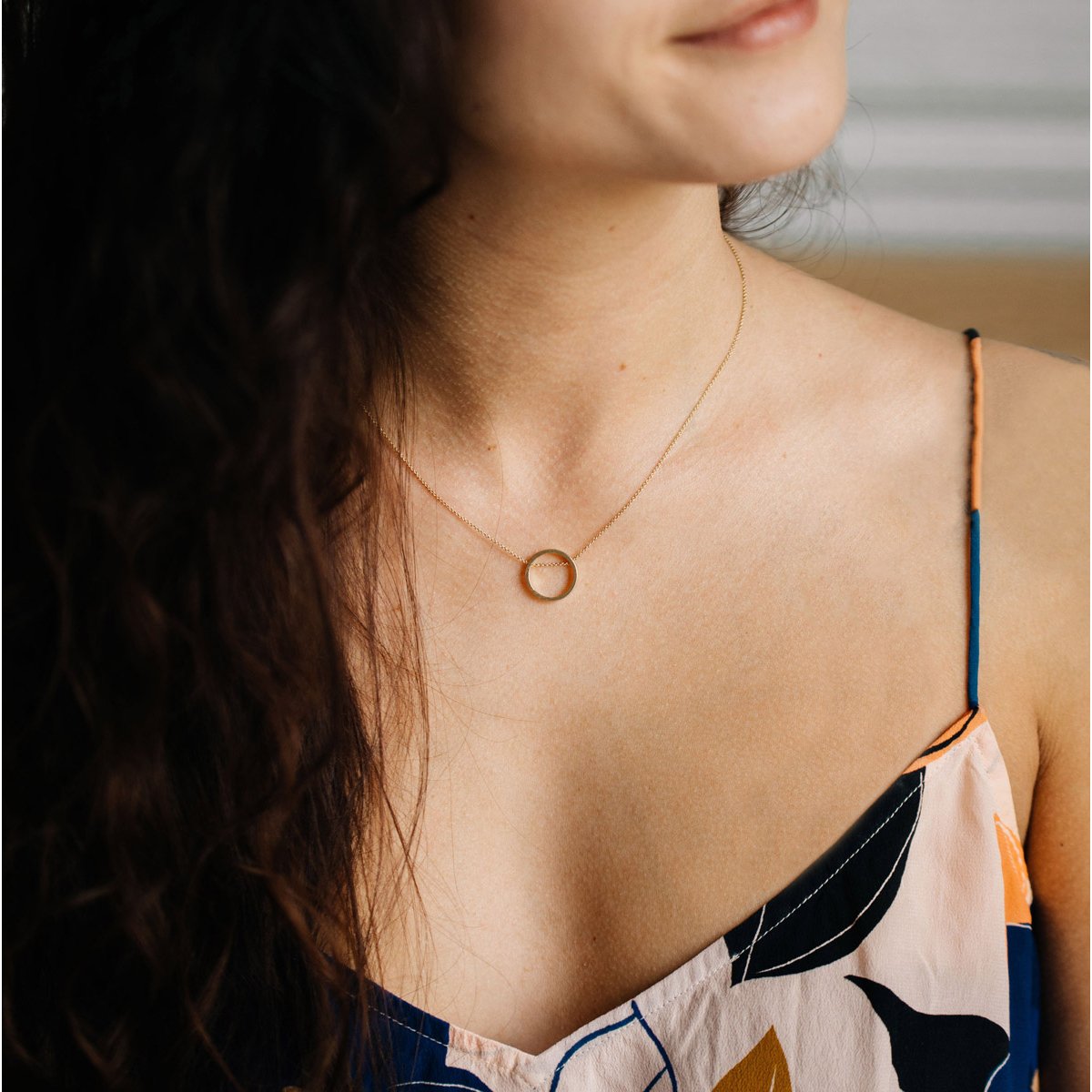 Collier rond asymétrique Fabien Ajzenberg – Pendentif doré à l’or fin 24k, création artisanale made in France, 41 cm