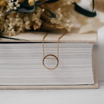 Collier rond asymétrique