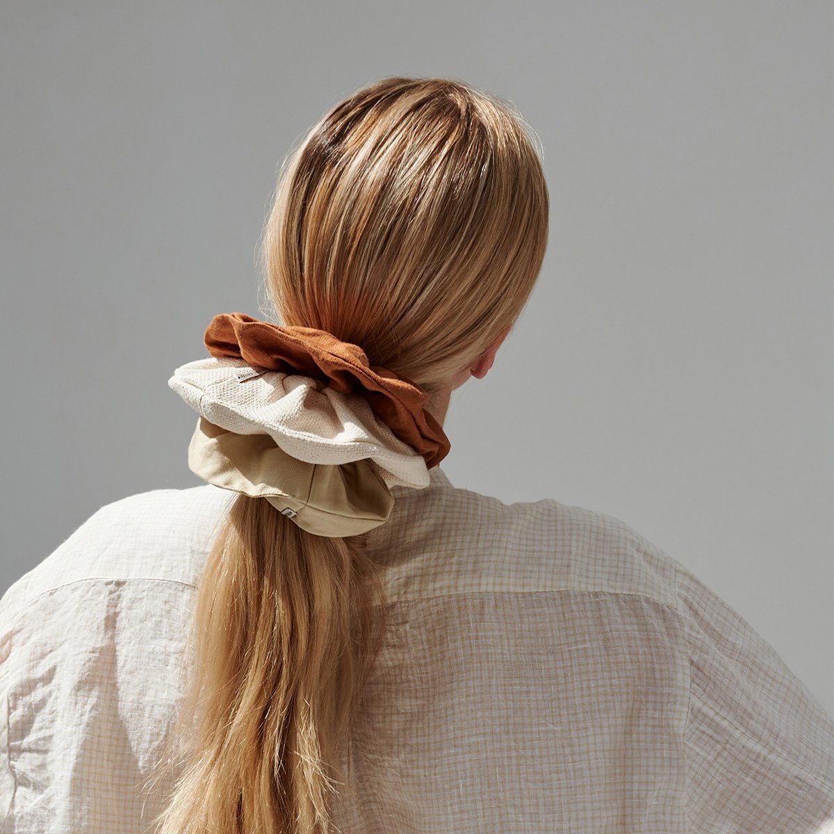 Chouchou en Lin Atelier des Femmes – Scrunchie Fait Main, Look Rétro Bohème, Accessoire Naturel Fabriqué aux Pays-Bas