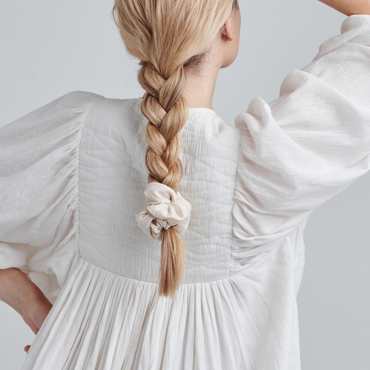 Chouchou en Lin Atelier des Femmes – Scrunchie Fait Main, Look Rétro Bohème, Accessoire Naturel Fabriqué aux Pays-Bas