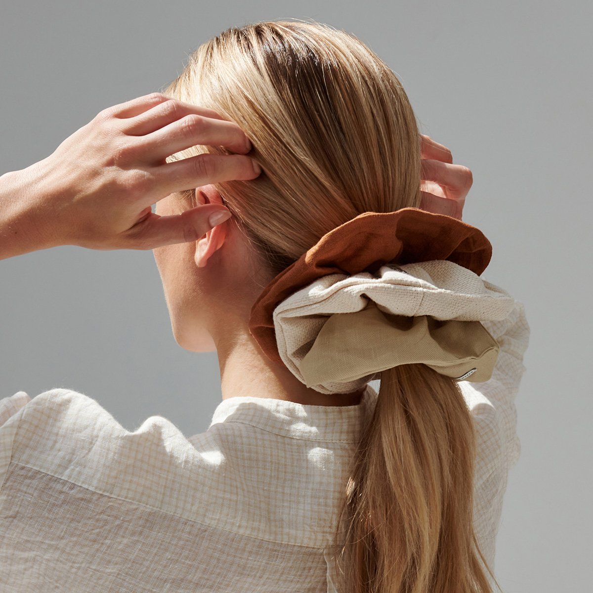 Chouchou en Lin Atelier des Femmes – Scrunchie Fait Main, Look Rétro Bohème, Accessoire Naturel Fabriqué aux Pays-Bas