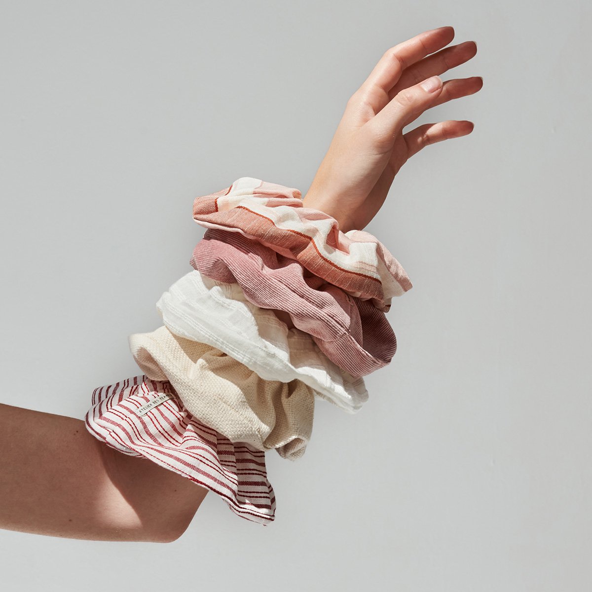 Chouchou en Lin Atelier des Femmes – Scrunchie Fait Main, Look Rétro Bohème, Accessoire Naturel Fabriqué aux Pays-Bas
