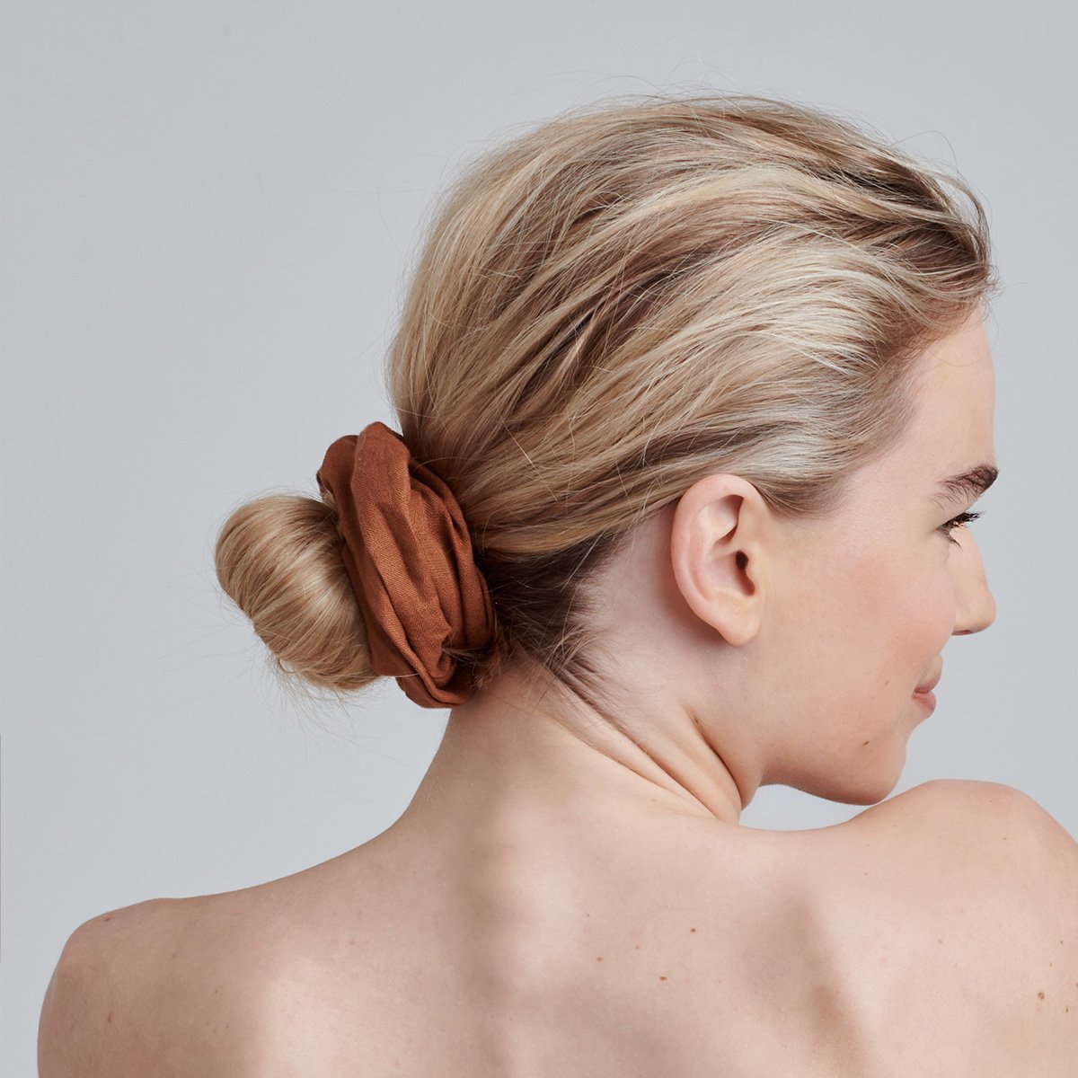Chouchou en Lin Atelier des Femmes – Scrunchie Fait Main, Look Rétro Bohème, Accessoire Naturel Fabriqué aux Pays-Bas