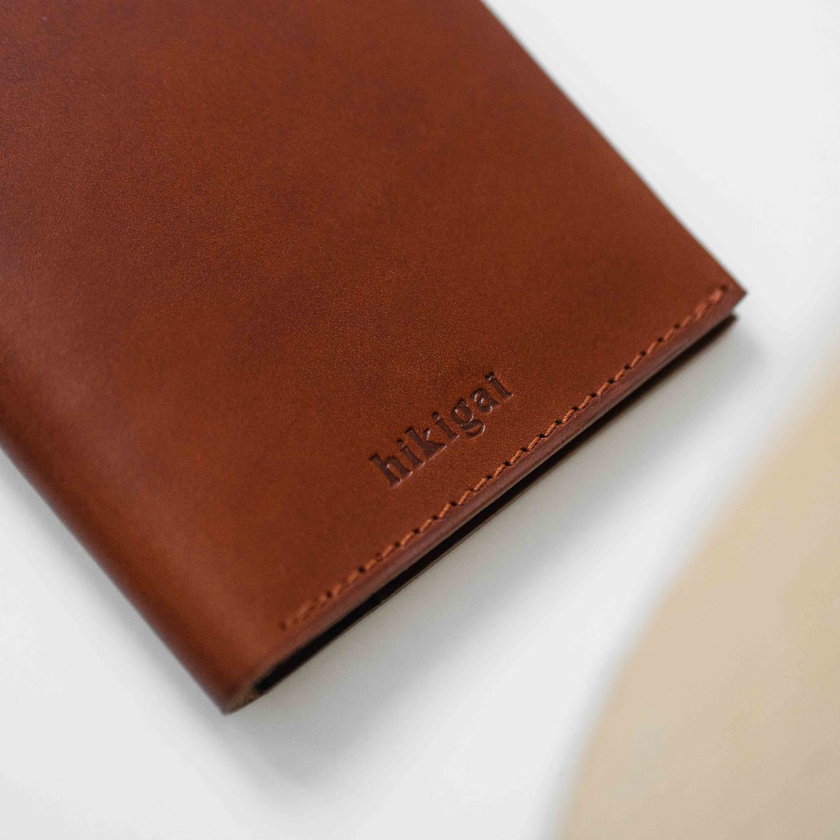 Portefeuille vertical en cuir personnalisable Hikigaï – Élégant portefeuille pliable en cuir végétal, tannage naturel et fabriqu