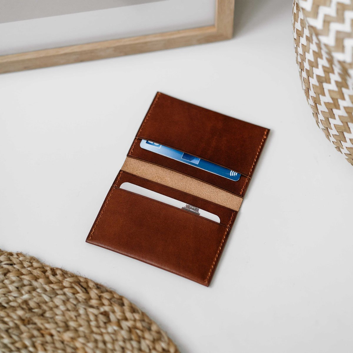 Porte-cartes pliable en cuir personnalisable – Porte-cartes extra-fin en cuir tanné végétal, design élégant et fabriqué en Franc