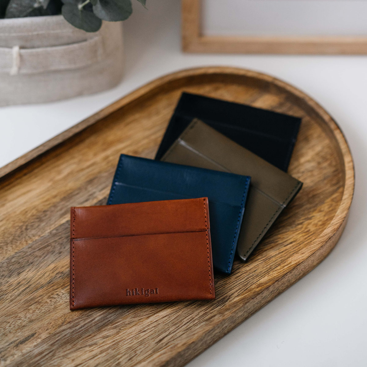 Porte-cartes slim en cuir personnalisable Hikigaï – Cuir végétal, design  minimaliste et fabrication française, idéal pour minima