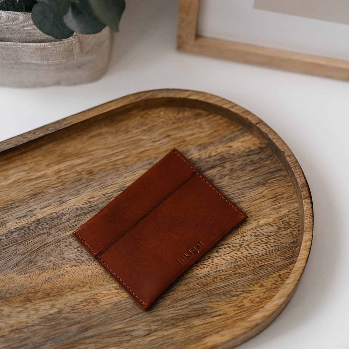 Porte-cartes slim en cuir personnalisable Hikigaï – Cuir végétal, design minimaliste et fabrication française, idéal pour minima