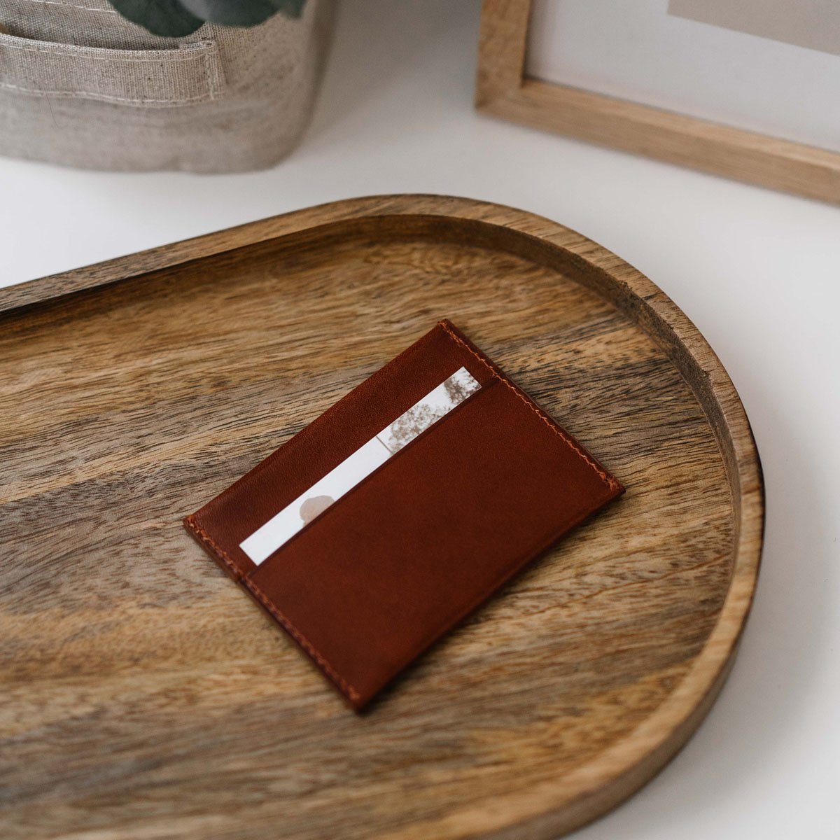 Porte-cartes slim en cuir personnalisable Hikigaï – Cuir végétal, design minimaliste et fabrication française, idéal pour minima