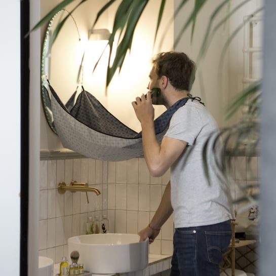 Bavoir à Barbe Okuri – Accessoire anti-poils pour miroir, design pratique, trois couleurs avec pochette
