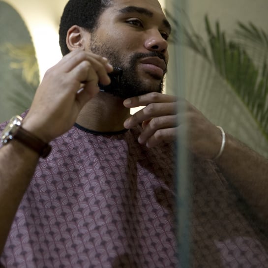 Bavoir à Barbe Okuri – Accessoire anti-poils pour miroir, design pratique, trois couleurs avec pochette