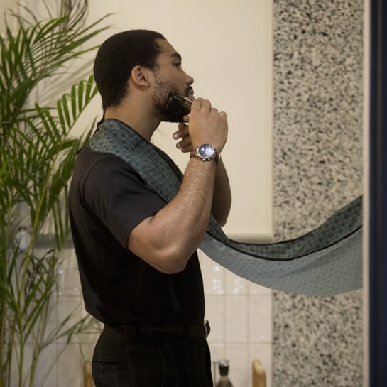 Bavoir à Barbe Okuri – Accessoire anti-poils pour miroir, design pratique, trois couleurs avec pochette