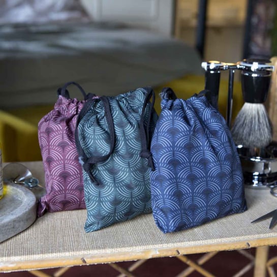 Bavoir à Barbe Okuri – Accessoire anti-poils pour miroir, design pratique, trois couleurs avec pochette