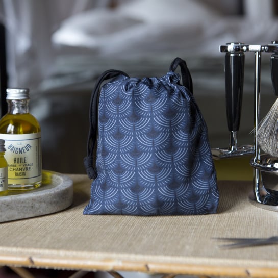 Bavoir à Barbe Okuri – Accessoire anti-poils pour miroir, design pratique, trois couleurs avec pochette