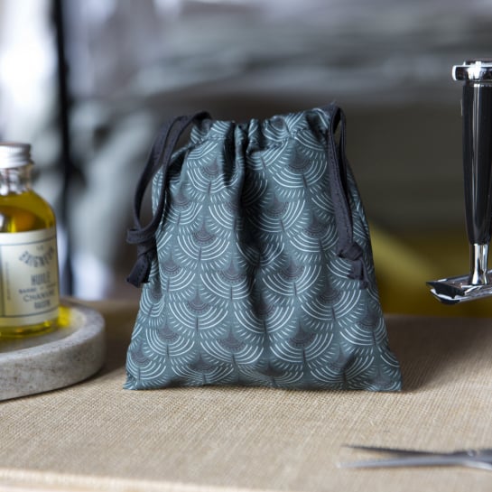Bavoir à Barbe Okuri – Accessoire anti-poils pour miroir, design pratique, trois couleurs avec pochette