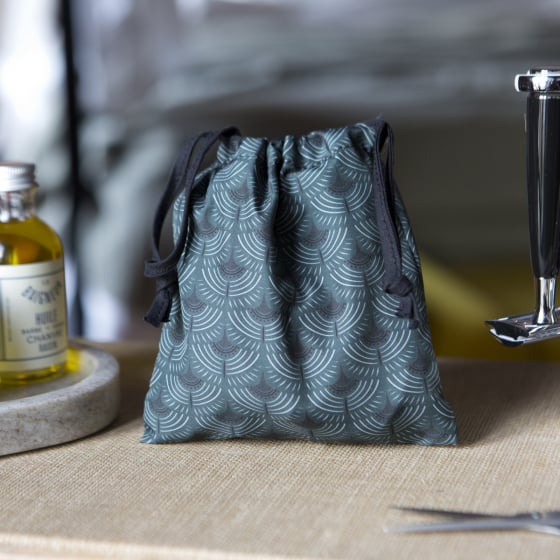 Bavoir à Barbe Okuri – Accessoire anti-poils pour miroir, design pratique, trois couleurs avec pochette