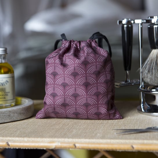 Bavoir à Barbe Okuri – Accessoire anti-poils pour miroir, design pratique, trois couleurs avec pochette
