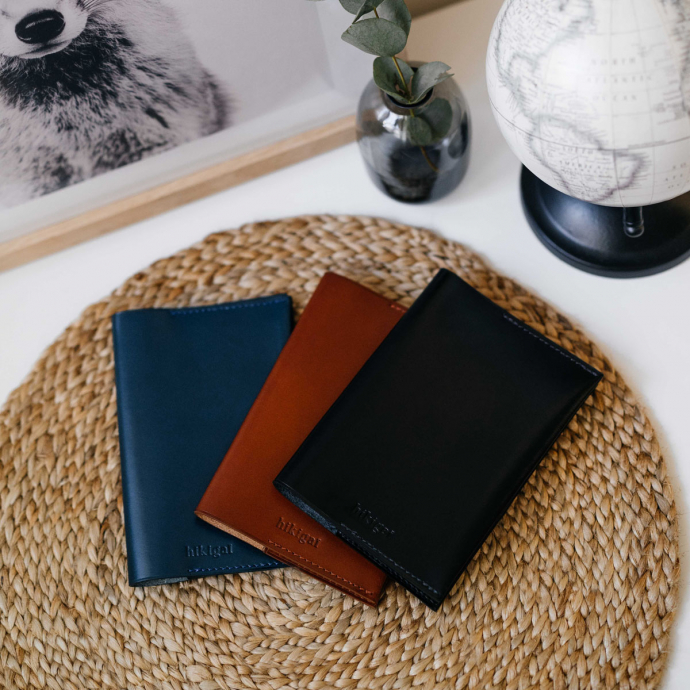 Porte passeport en cuir Hikigaï – Tannage végétal, fabrication française, 3 coloris chic & durable pour voyager