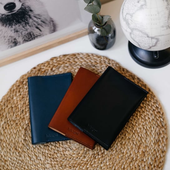 Porte passeport en cuir Hikigaï – Tannage végétal, fabrication française, 3 coloris chic & durable pour voyager