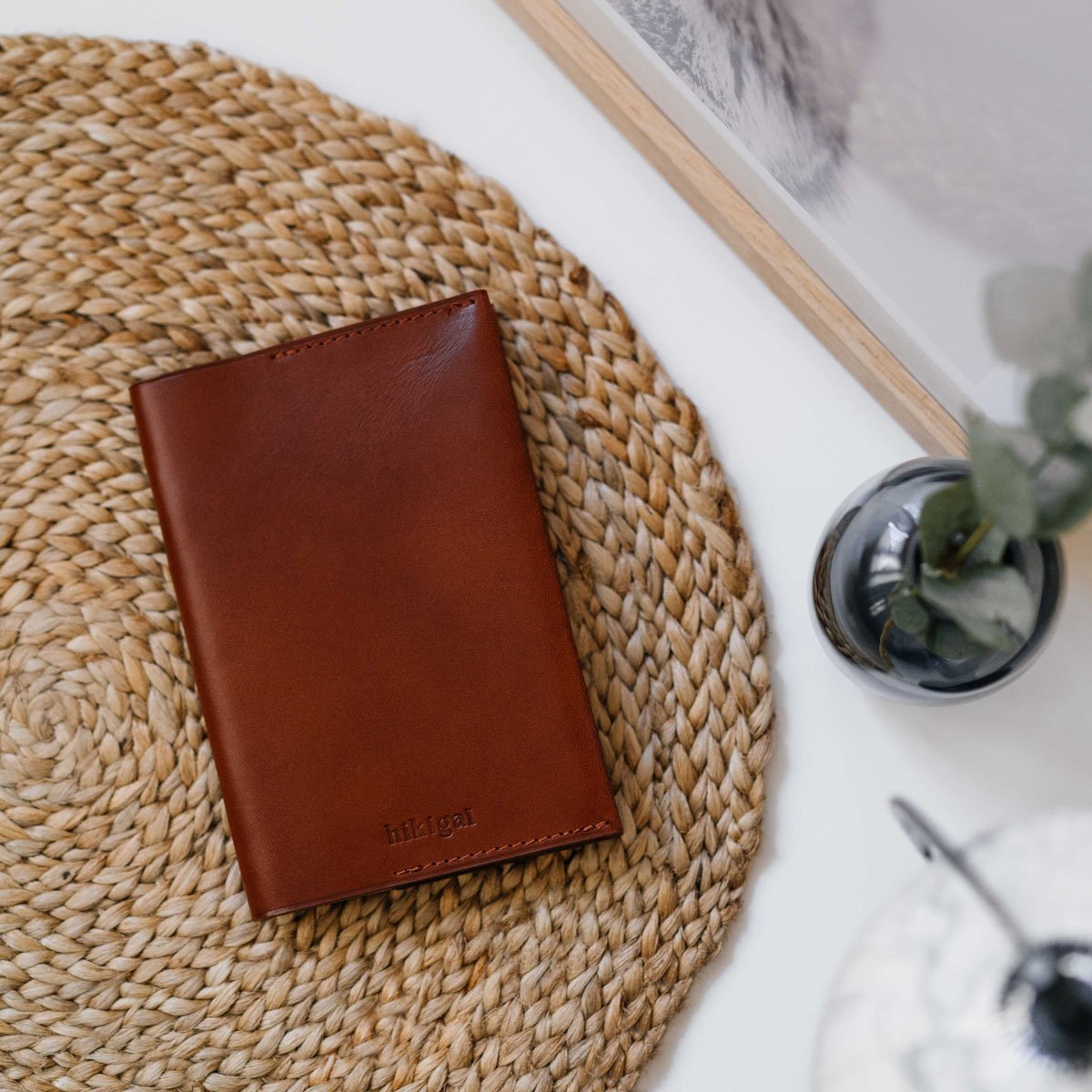 Porte passeport en cuir Hikigaï – Tannage végétal, fabrication française, 3 coloris chic & durable pour voyager