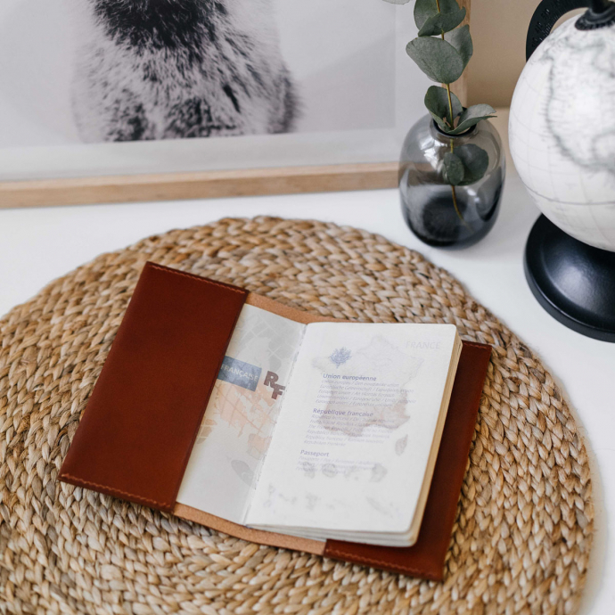 Porte passeport en cuir Hikigaï – Tannage végétal, fabrication française, 3 coloris chic & durable pour voyager