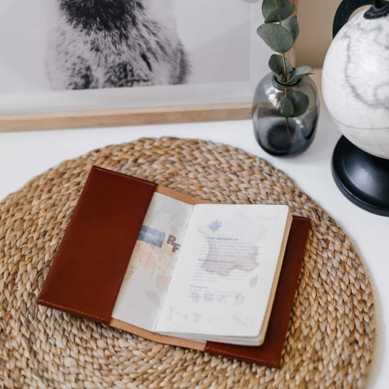Porte passeport en cuir Hikigaï – Tannage végétal, fabrication française, 3 coloris chic & durable pour voyager