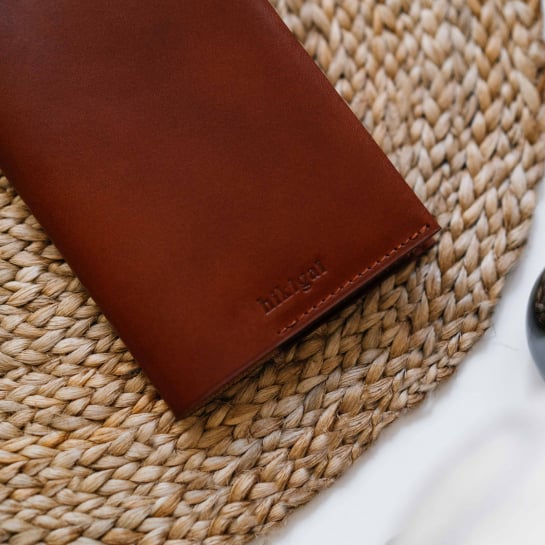 Porte passeport en cuir Hikigaï – Tannage végétal, fabrication française, 3 coloris chic & durable pour voyager