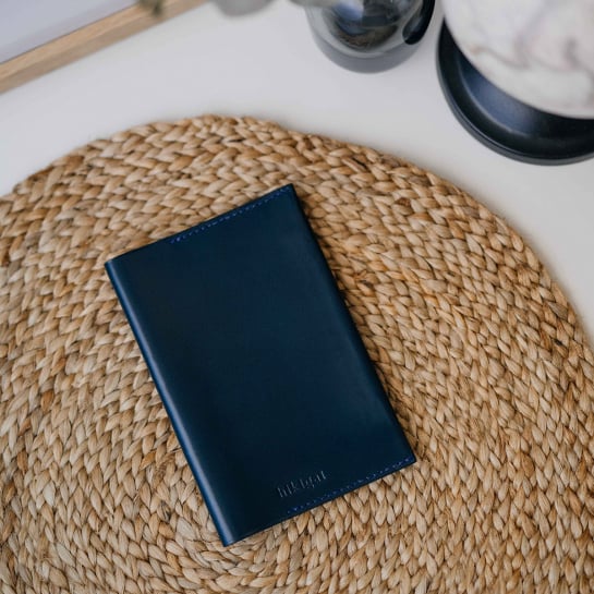 Porte passeport en cuir Hikigaï – Tannage végétal, fabrication française, 3 coloris chic & durable pour voyager