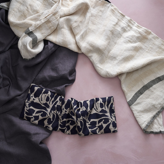 Bouillotte en lin – Blasta Henriët, coussin chauffant 60x20 cm en lin naturel, disponible en bleu marine ou orange, made in Engl