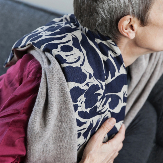 Bouillotte en lin – Blasta Henriët, coussin chauffant 60x20 cm en lin naturel, disponible en bleu marine ou orange, made in Engl