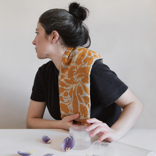 Bouillotte en lin – Blasta Henriët, coussin chauffant 60x20 cm en lin naturel, disponible en bleu marine ou orange, made in Engl