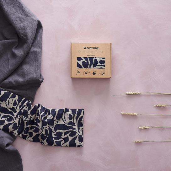 Bouillotte en lin – Blasta Henriët, coussin chauffant 60x20 cm en lin naturel, disponible en bleu marine ou orange, made in Engl