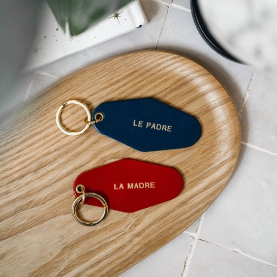 Porte-clé famille – Affaire de famille, porte-clé en cuir au tannage végétal gravé - design rétro inspiré des anciens motels