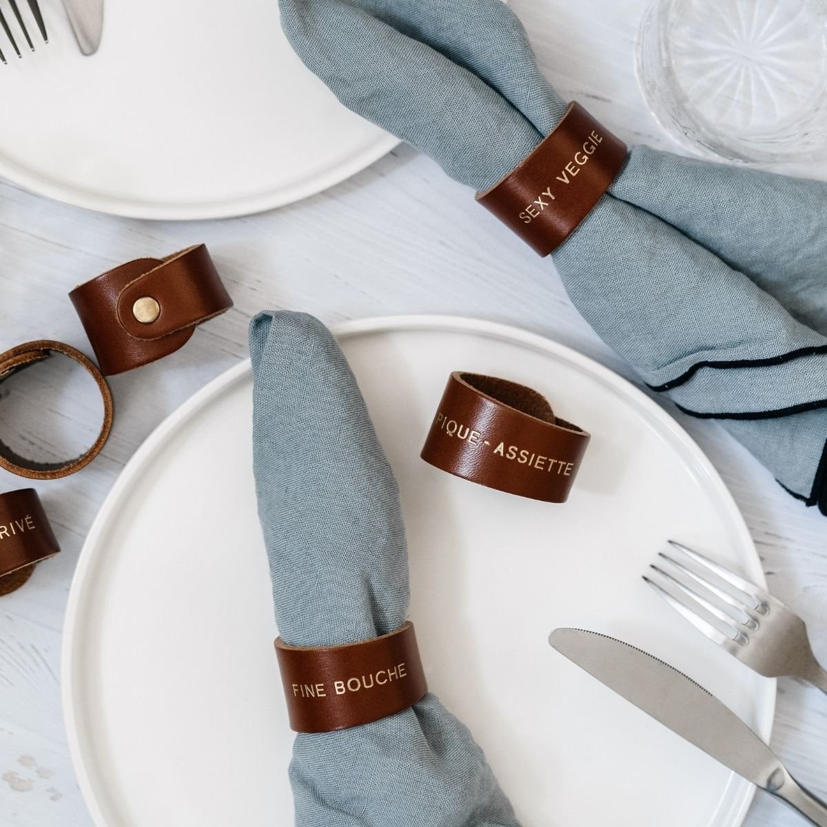 Ronds de serviette en cuir Okuri – Lot de 6 avec messages humoristiques, tannage végétal fabriqué en France, touche conviviale