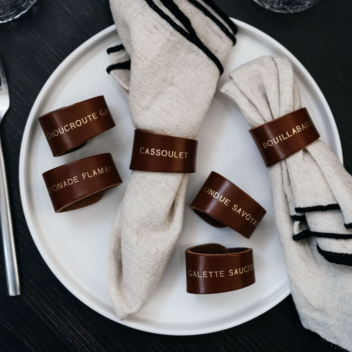 Ronds de serviette en cuir Okuri – Lot de 6 avec messages humoristiques, tannage végétal fabriqué en France, touche conviviale