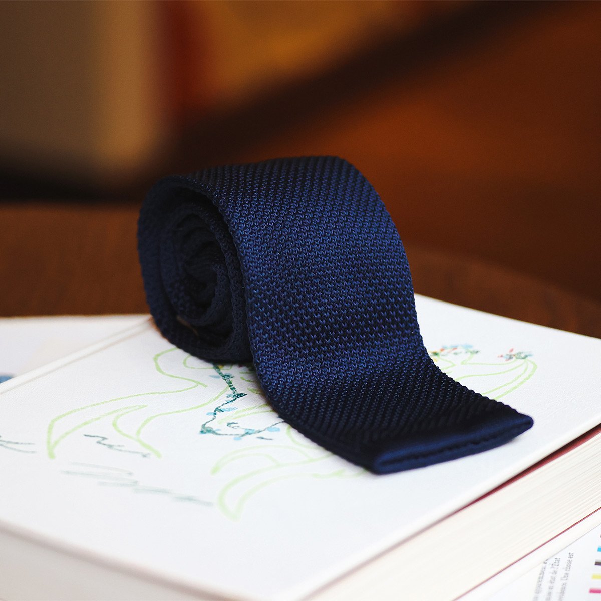 Cravate en tricot Épilogue – Cravate en tricot chic, design artisanal et original, fabriquée en Europe pour un look élégant