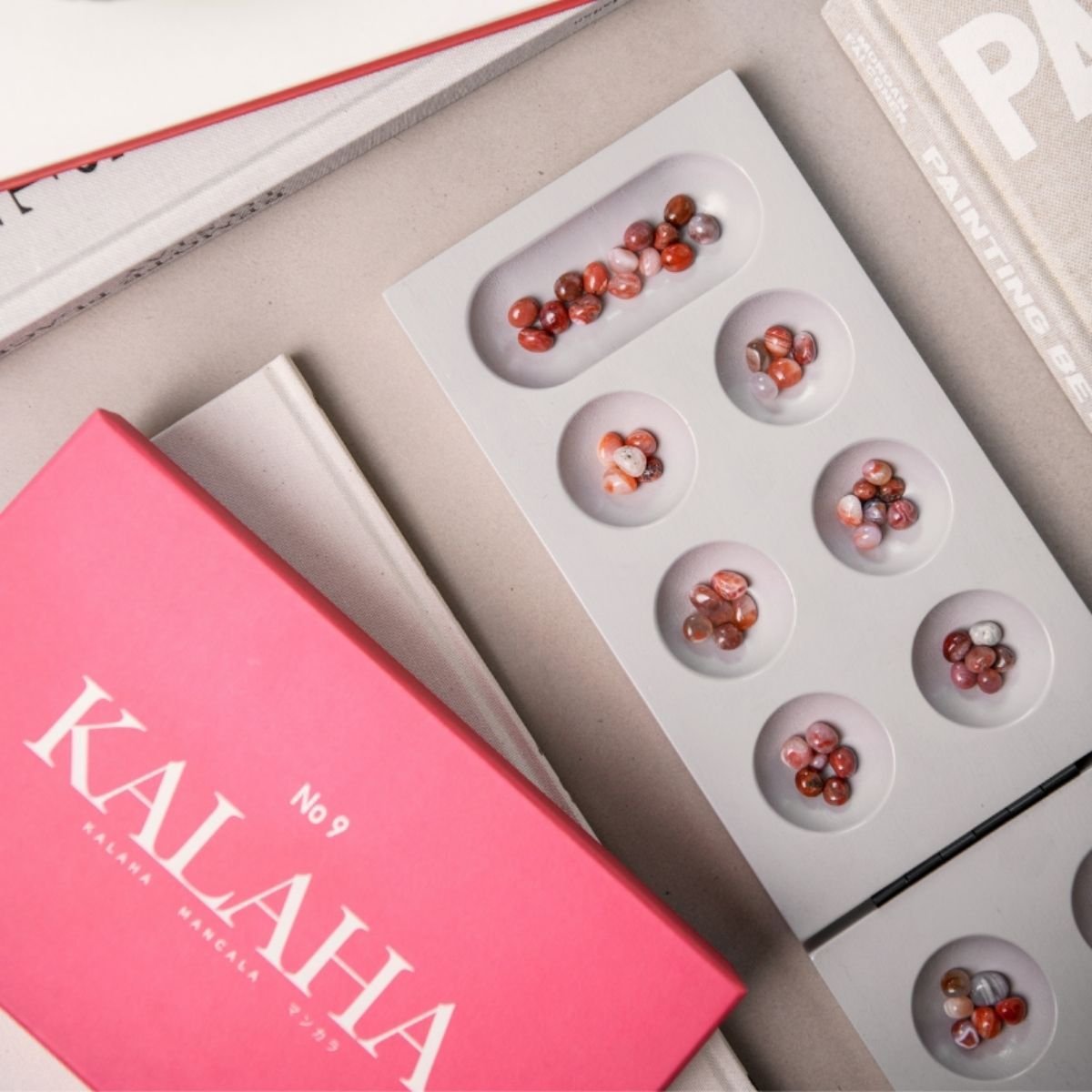 Jeu de kalaha coloré Printworks – Jeu de stratégie traditionnel en pierres colorées, design épuré, fabriqué en Suède