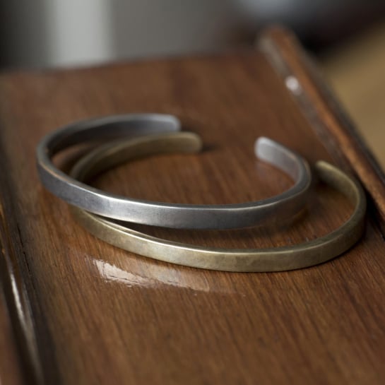 Jonc Fin en Laiton Épilogue – Bijou intemporel, modèle brut ou argenté, patine antique, trois tailles pour poignet