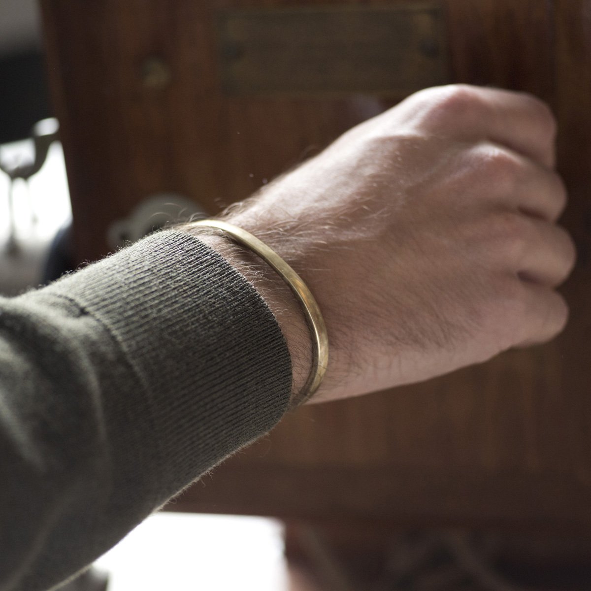 Jonc Fin en Laiton Épilogue – Bijou intemporel, modèle brut ou argenté, patine antique, trois tailles pour poignet