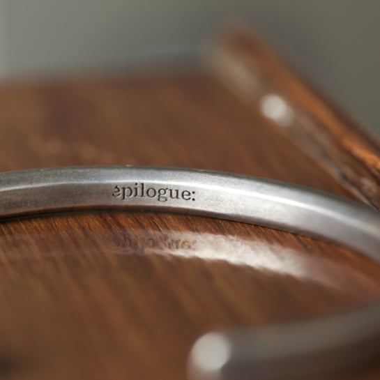 Jonc Fin en Laiton Épilogue – Bijou intemporel, modèle brut ou argenté, patine antique, trois tailles pour poignet