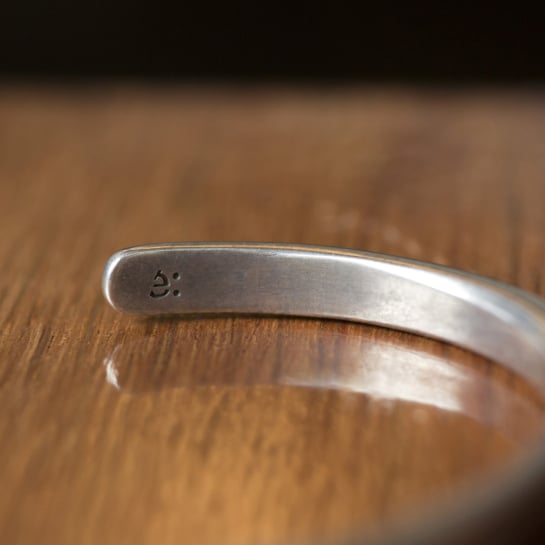 Jonc Fin en Laiton Épilogue – Bijou intemporel, modèle brut ou argenté, patine antique, trois tailles pour poignet