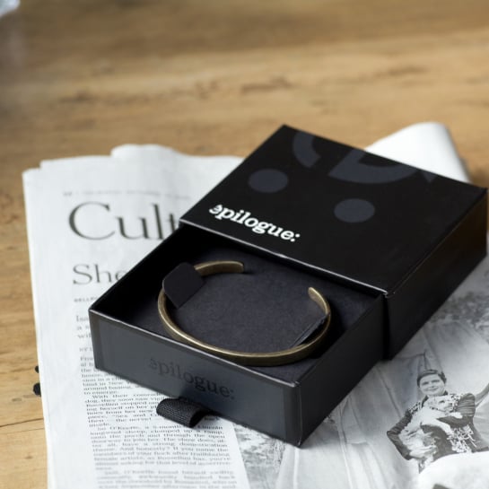 Jonc Fin en Laiton Épilogue – Bijou intemporel, modèle brut ou argenté, patine antique, trois tailles pour poignet