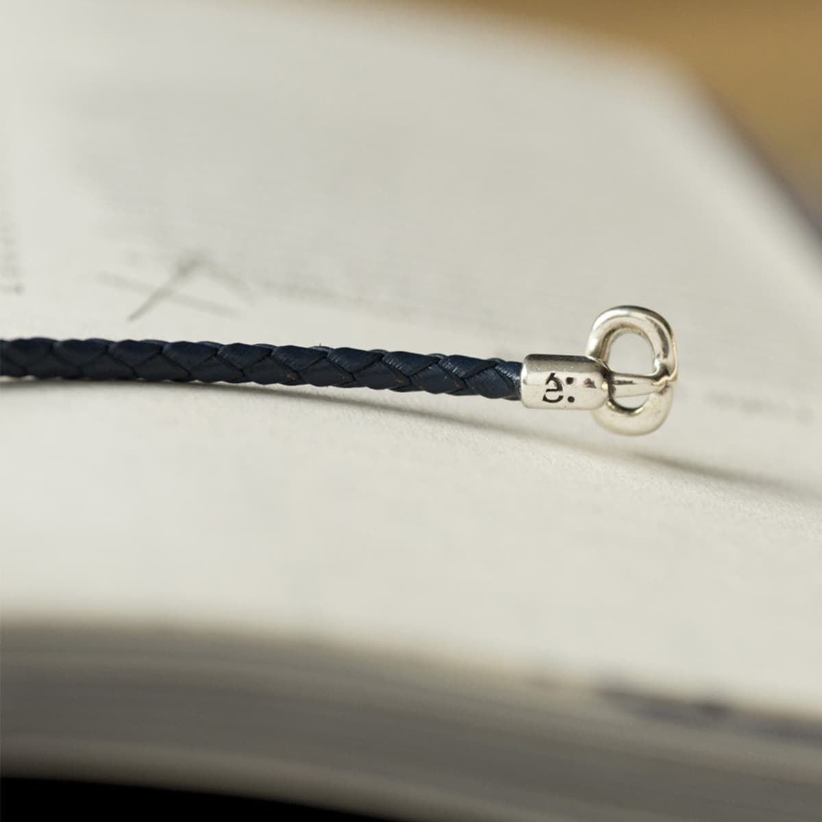 Bracelet en cuir tressé Épilogue – Fermoir ovale, style intemporel, fabriqué en Europe – Bleu ou marron