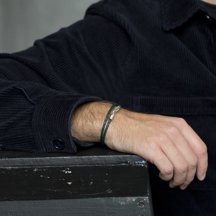 Bracelet en cuir tressé et fermoir mousqueton – Épilogue, bijou élégant en cuir véritable et laiton, design intemporel fabriqué