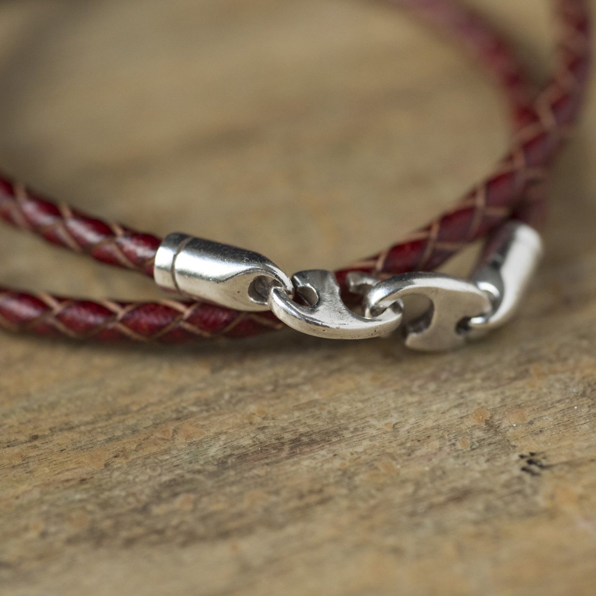 Bracelet en cuir tressé et fermoir mousqueton – Épilogue, bijou élégant en cuir véritable et laiton, design intemporel fabriqué